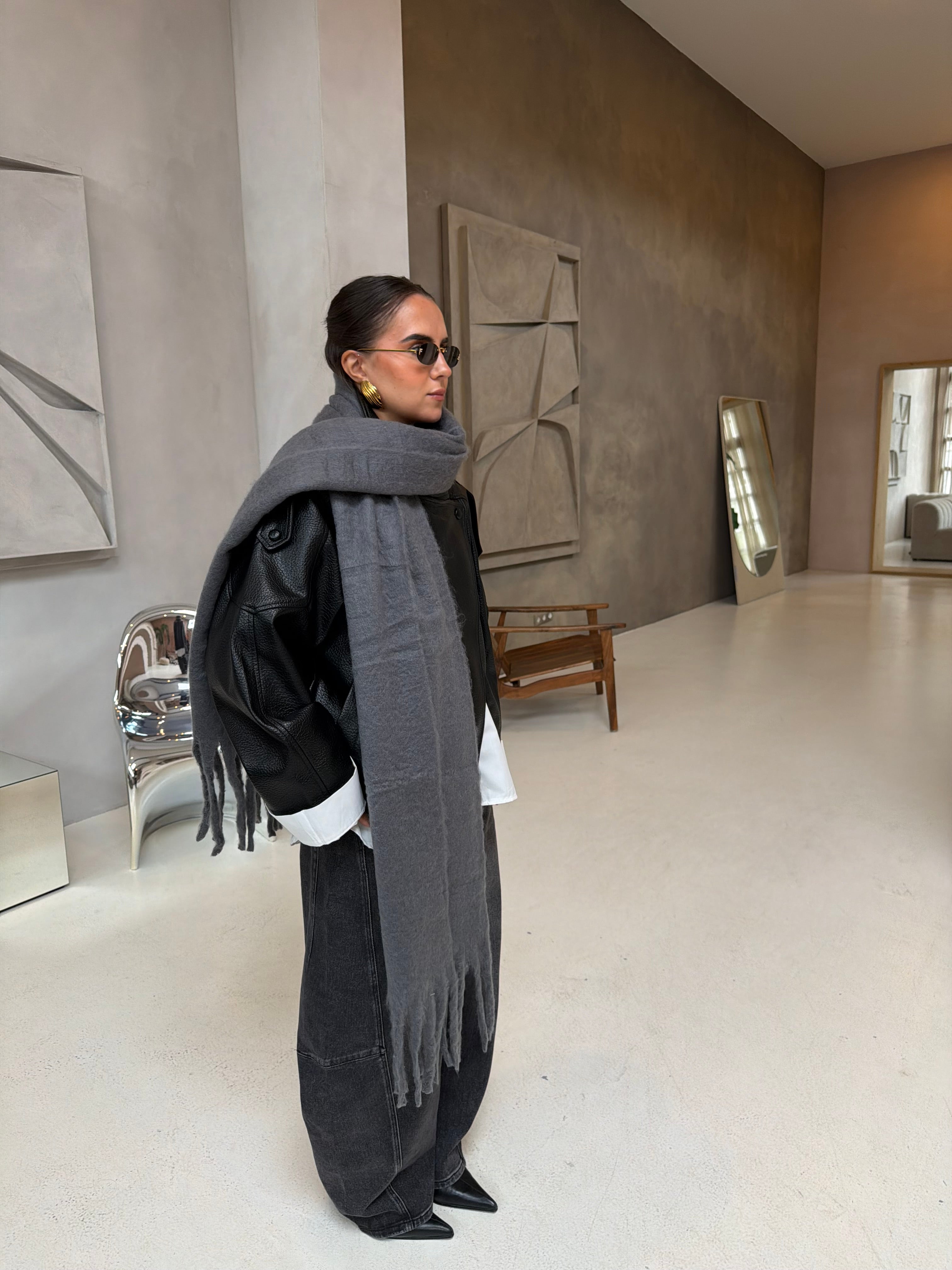 Longue écharpe unie grise