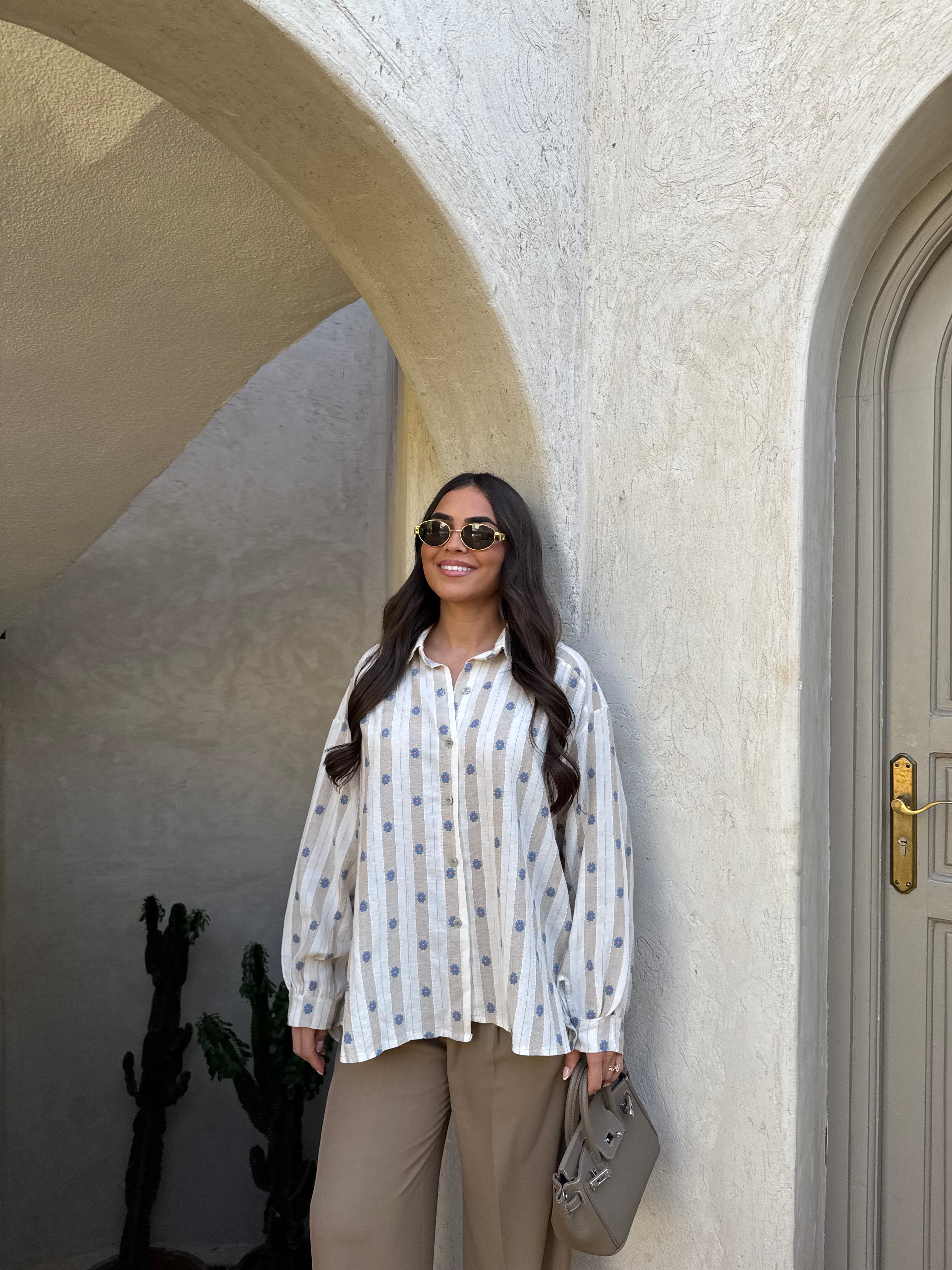 Chemise beige petites fleurs bleues