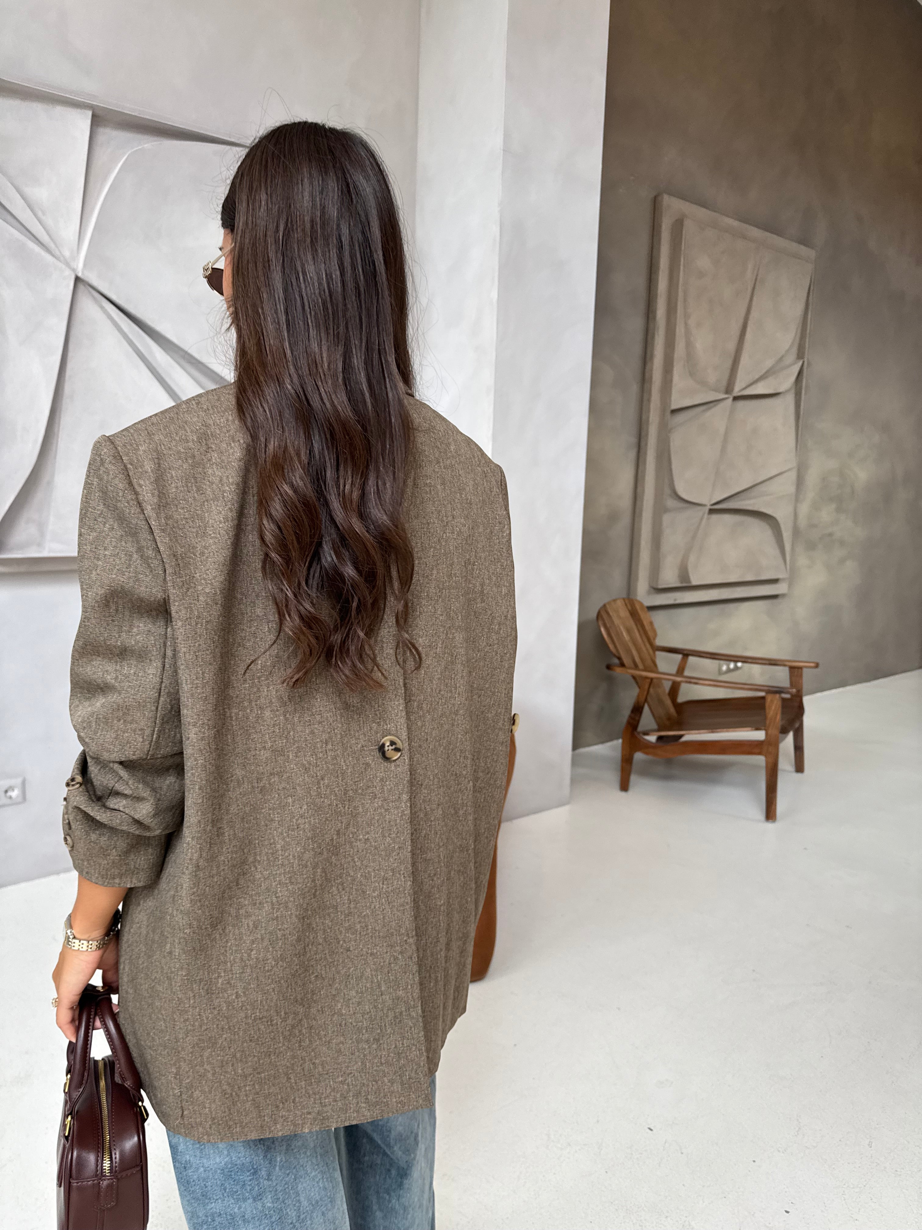 Blazer beige foncé avec bouton au dos (W25210)