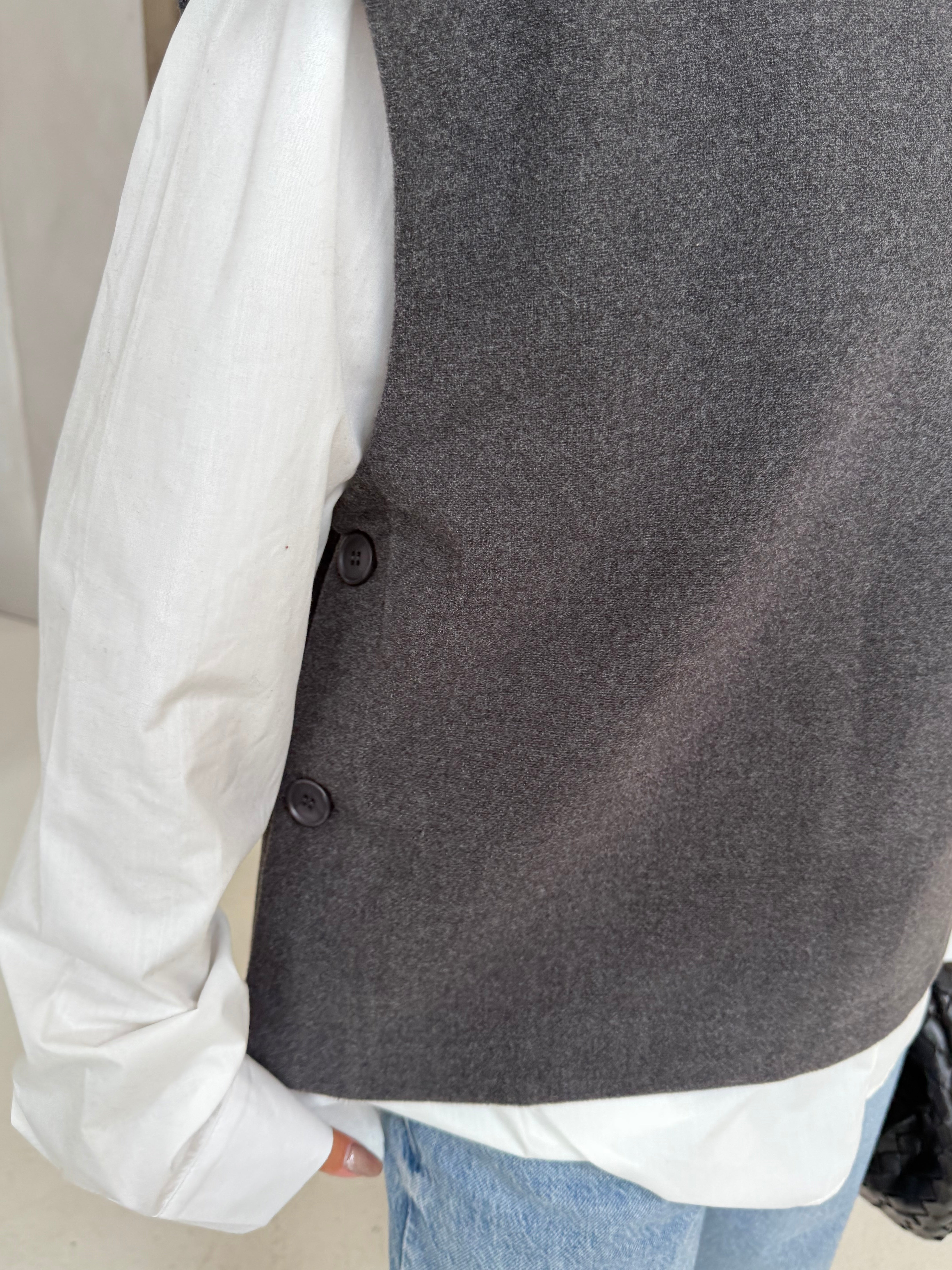 Pull sans manche bouton gris