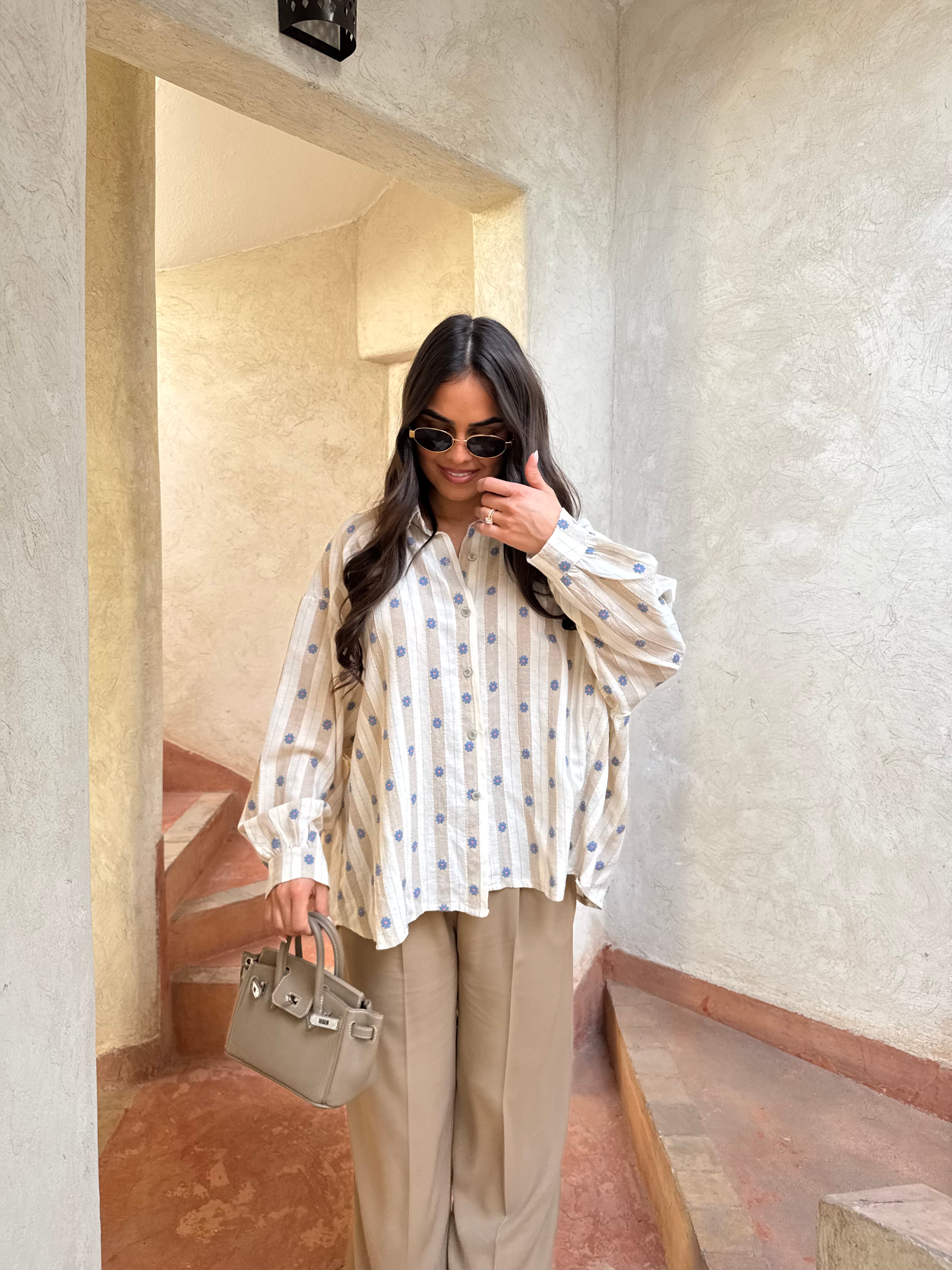 Chemise beige petites fleurs bleues