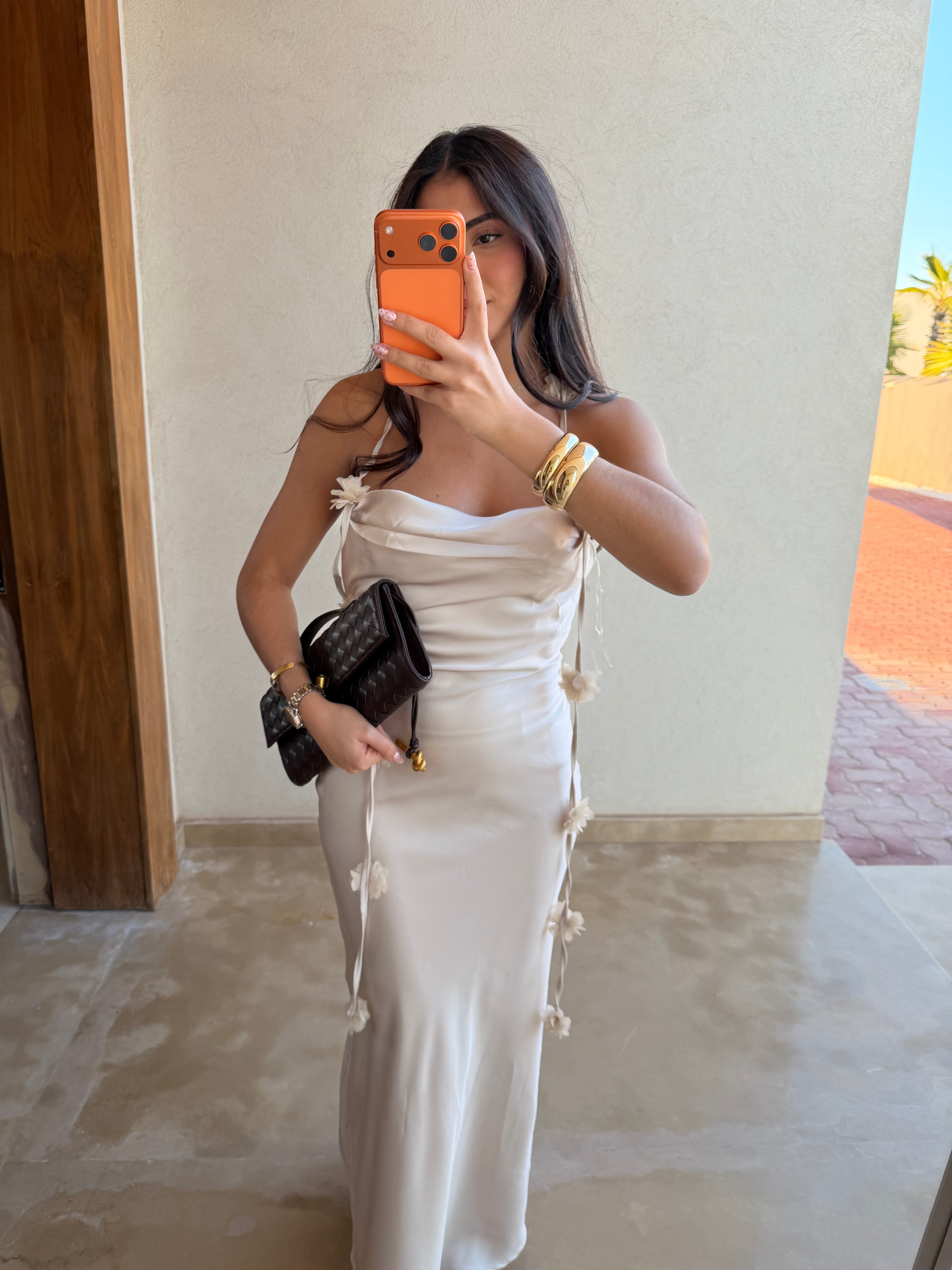 Robe satinée avec fleurs champagne (K9-25)