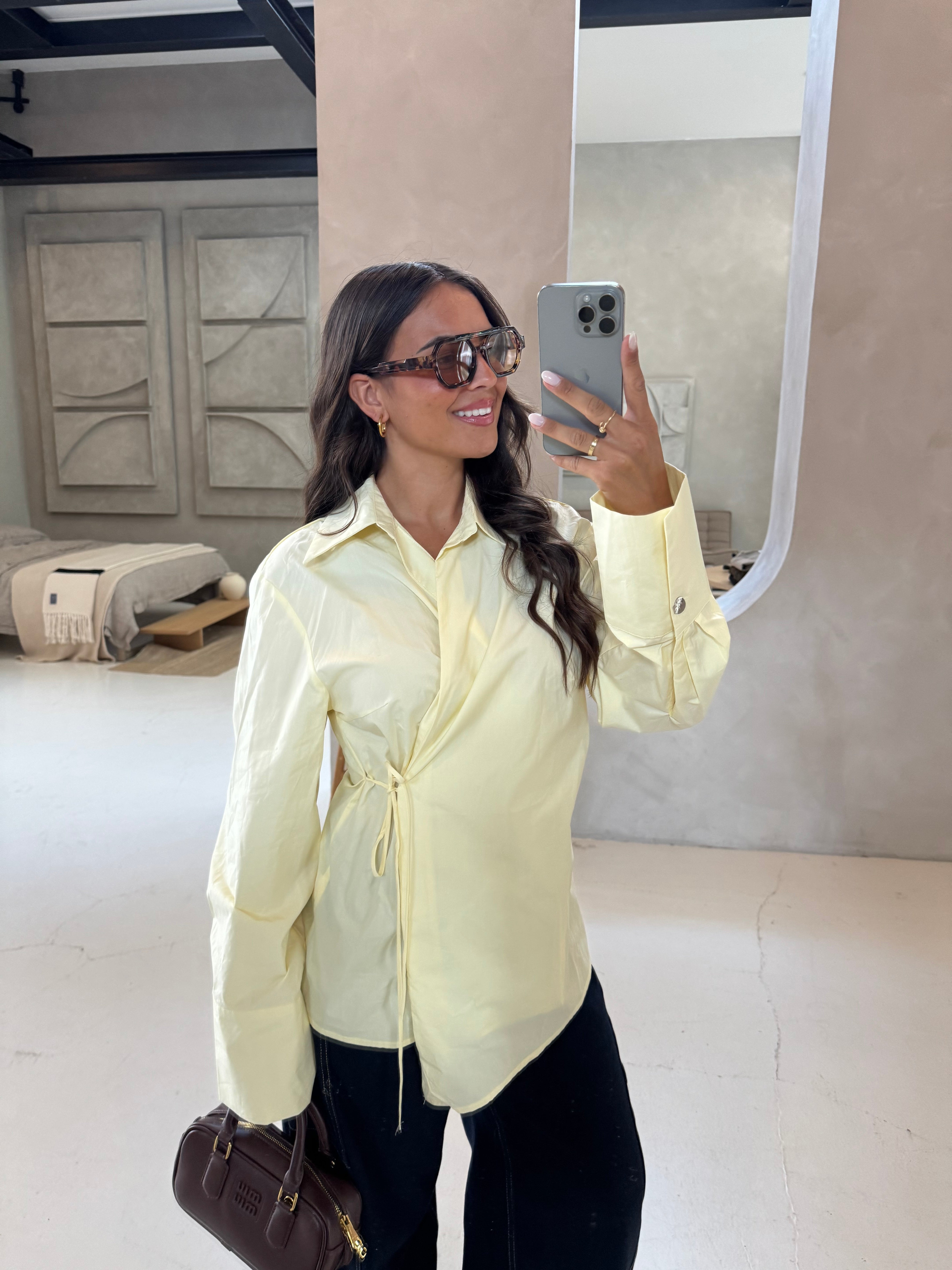 Chemise à noeud jaune (51130)