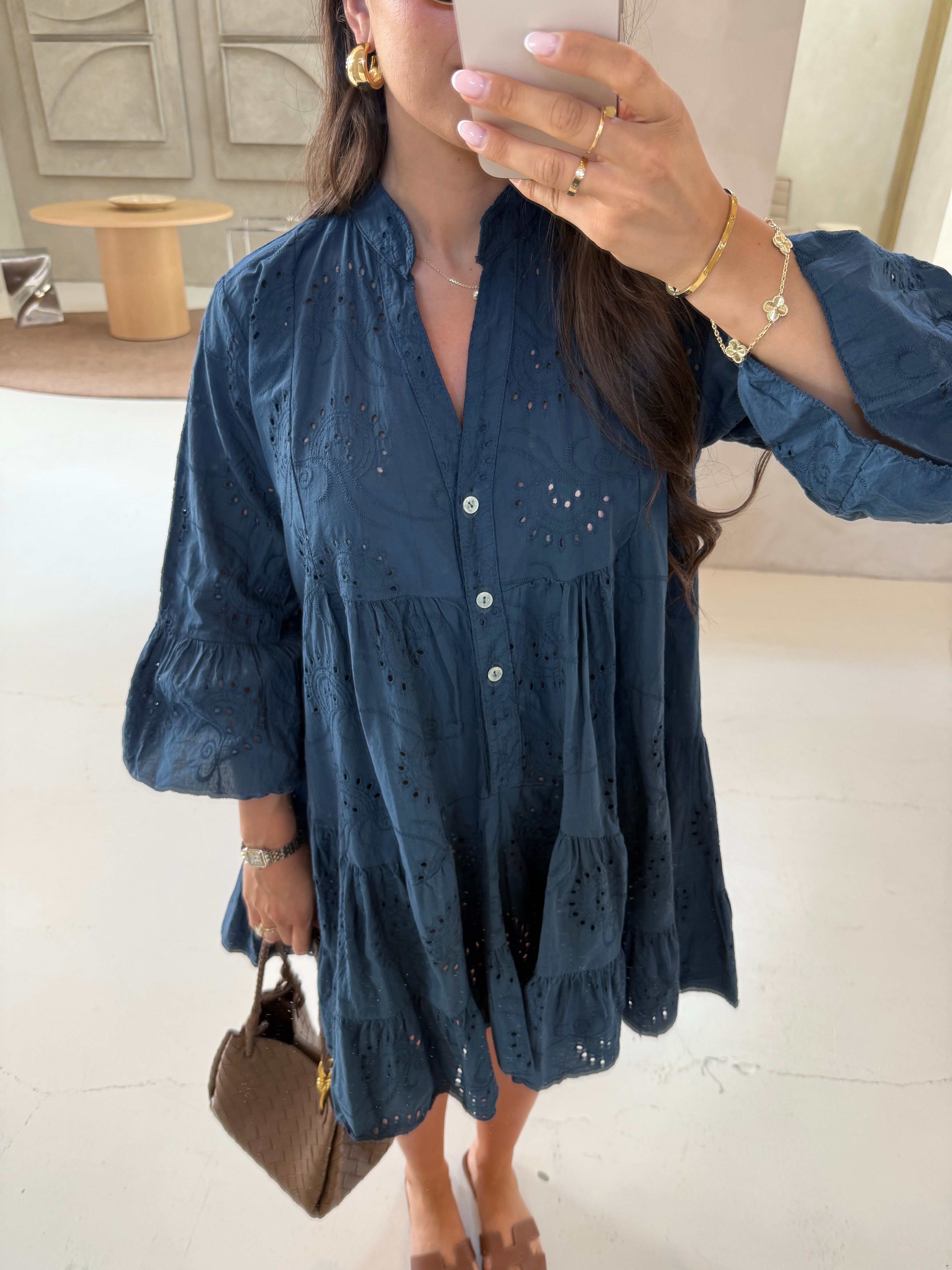 Robe courte broderie bleue marine