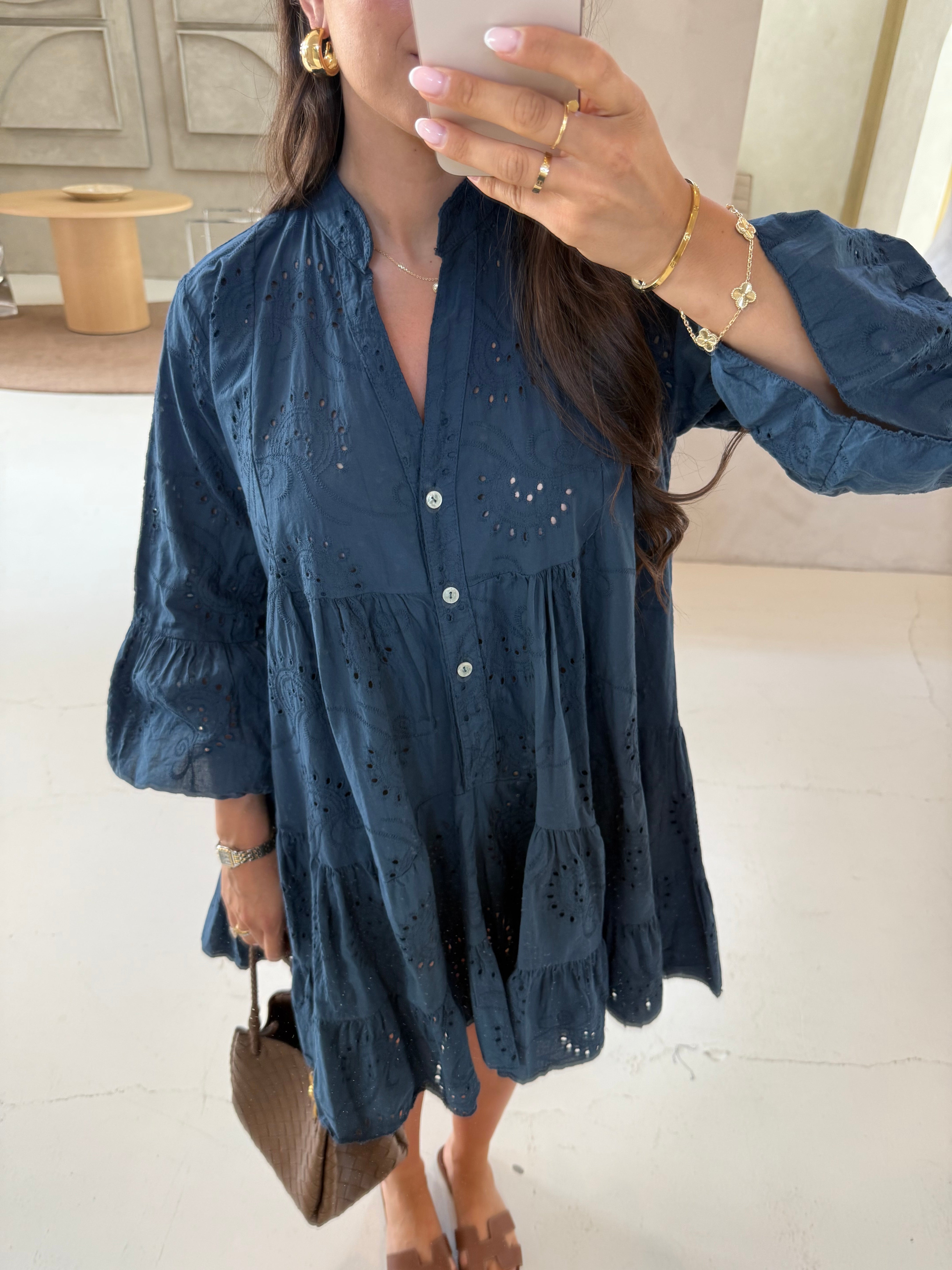 Robe courte broderie bleue marine